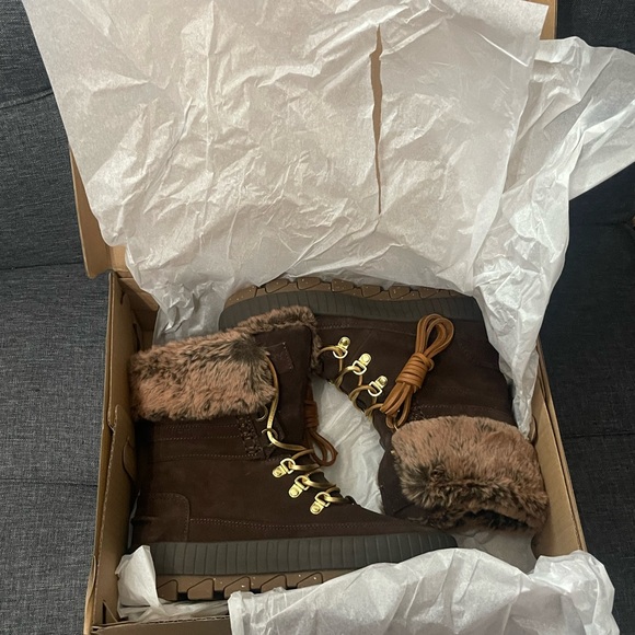 NEVER WORN. Brown suede ankle boots with fur - Picture 8 of 8